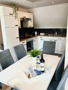 - une cuisine avec une table et des bouteilles de vin dans l'établissement Airport Business Apartment, à Norderstedt