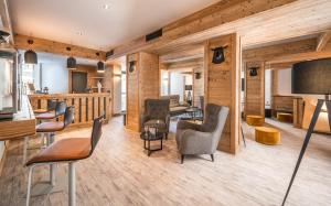 Khu vực ghế ngồi tại Chalet Hotel Ducs de Savoie