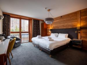 Giường trong phòng chung tại Chalet Hotel Ducs de Savoie