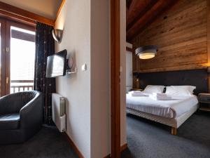 Giường trong phòng chung tại Chalet Hotel Ducs de Savoie