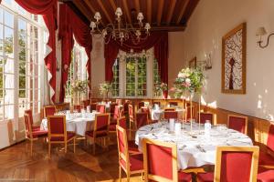 A restaurant or other place to eat at Le Château de la Tour