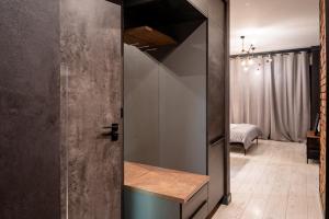 Pokój z lustrem i pokój z łóżkiem w obiekcie WB Premium Apartments - Jacuzzi SPA - 24h self check-in we Wrocławiu