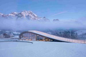 una rappresentazione di un ponte tra le montagne con la neve di Hotel Krallerhof a Leogang