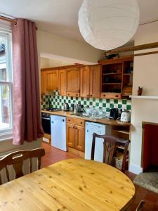 A kitchen or kitchenette at Damson Cottage