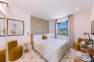 a hotel room with a bed and a window at Palazzo Pascal in Scala