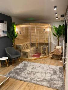 salon z dużą szklaną ścianą w obiekcie 4TREES Airport Apartments w mieście Velika Gorica