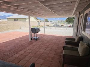 patio con griglia e terrazza. di Sun Cabin #3 Pahrump a Pahrump