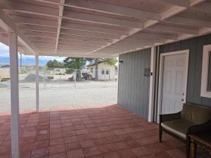 un patio vuoto con una porta bianca e una sedia di Sun Cabin #3 Pahrump a Pahrump