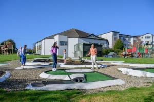 Un groupe de personnes debout dans un parc dans l'établissement Newtown Park Hotel, à Wexford