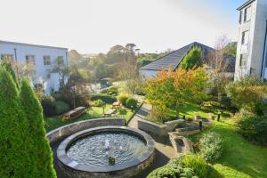 - une vue aérienne sur un jardin avec une fontaine dans l'établissement Newtown Park Hotel, à Wexford