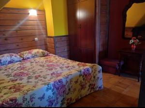 Gulta vai gultas numurā naktsmītnē Guest House Alpska Vila