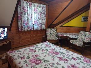 Gulta vai gultas numurā naktsmītnē Guest House Alpska Vila