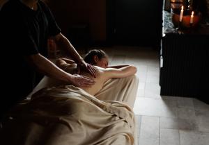 Ein Mann, der sich die Haare von einem Friseur schneiden lässt. in der Unterkunft Skálakot Manor Hotel in Hvolsvöllur