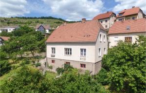 duży biały dom z czerwonym dachem w obiekcie Ferienhaus Mit Garten w mieście Weissenkirchen in der Wachau