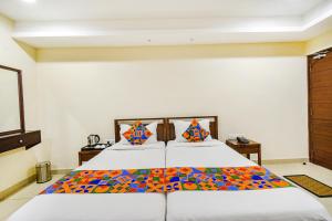 מיטה או מיטות בחדר ב-FabHotel Prime AM Suites - Nr Secunderabad Railway Satation