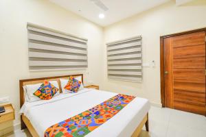 מיטה או מיטות בחדר ב-FabHotel Prime AM Suites - Nr Secunderabad Railway Satation