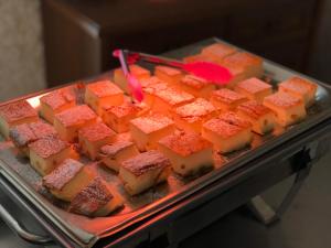 una bandeja llena de bloques de comida en una mesa en Terem, en Slavske