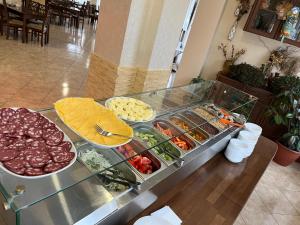 una línea de buffet con muchos tipos diferentes de comida en Terem, en Slavske