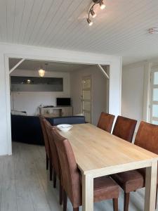 Eldhús eða eldhúskrókur á Fijne woning op hippische accommodatie aan de rand van Dokkum