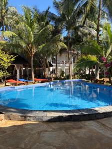 Swimmingpoolen hos eller tæt på African Bungalows