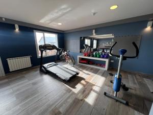 einen Fitnessraum mit Laufband und Fahrrad in einem Zimmer in der Unterkunft Viajero Calafate Hostel in El Calafate