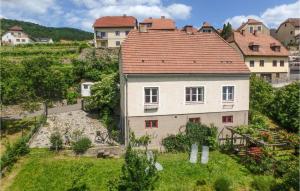 Biały dom z czerwonym dachem na wzgórzu w obiekcie Ferienhaus Mit Garten w mieście Weissenkirchen in der Wachau