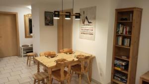 - une salle à manger avec une table et des chaises en bois dans l'établissement Studio 60m2 au pied de la télécabine et SaastalCards, à Saas-Fee