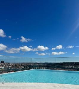 una piscina con vista sulla città di High End Urban Retreat a Lisbona