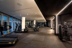 una palestra con macchinari per il cardio-fitness in un edificio di High End Urban Retreat a Lisbona