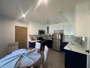 Dapur atau dapur kecil di Lovely 2bedroom next to Santa Monica college