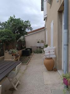 Un jardín fuera de Chez Sandrine F1 très calme avec petite cour