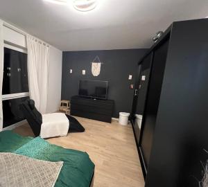 Una televisión o centro de entretenimiento en Luxus Wohnung in Schönefeld an Berlin direkt am Flughafen