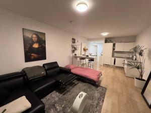 Un lugar para sentarse en Luxus Wohnung in Schönefeld an Berlin direkt am Flughafen