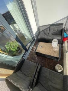 Un lugar para sentarse en Luxus Wohnung in Schönefeld an Berlin direkt am Flughafen