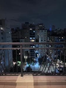 サンパウロにあるFlat Higienópolis Com Varandaのバルコニーから市街の夜景を望めます。