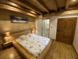 Una cama o camas en una habitación de Duplex spacieux 10-12 pers. avec terrasse aux Aravis - FR-1-458-208