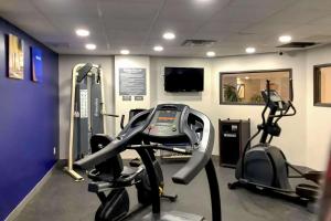 Fitnes oz. oprema za telovadbo v nastanitvi Comfort Inn & Suites Arlington Heights - Schaumburg