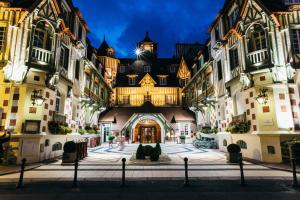 vistas a un edificio con patio por la noche en Hôtel Barrière Le Normandy, en Deauville