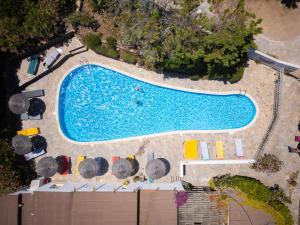 an overhead view of a swimming pool with chairs at Domaine Bocca di Feno in Bonifacio