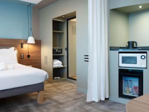 Кухня или мини-кухня в Novotel Suites Nancy Centre
