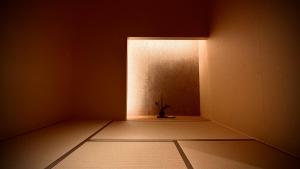 ein leeres Zimmer mit einem Licht in der Ecke in der Unterkunft THE KAKU Exclusive suite & Residence in Nara