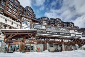 een groot gebouw in de sneeuw met hoge gebouwen bij Belambra Clubs Avoriaz - Les Cimes du Soleil in Avoriaz