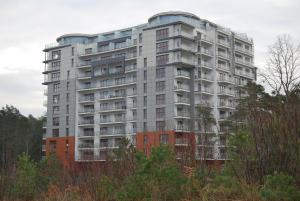 een hoog appartementencomplex met bomen ervoor bij Apartament Superior de Lux - Porta Mare in Dziwnówek