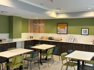 Un restaurant u otro lugar para comer en Spark by Hilton Walker Grand Rapids North