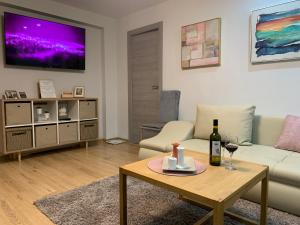 Зона вітальні в Family-Friendly 2BR Apartment with Free Parking