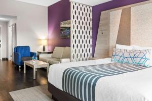 una camera d'albergo con letto e divano di Best Western Premier Winnipeg East a Winnipeg