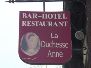 um sinal que diz bar hotel restaurante la duhessemiaemia em Hotel Duchesse Anne em Dinan