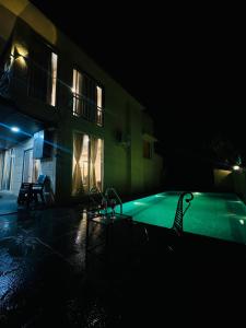 una piscina di notte accanto a un edificio di Lifeline Villas - Skyy High Luxurious Villa With Table Land & Valley View Villa a Panchgani