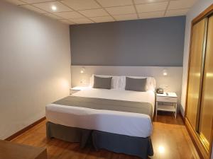 a bedroom with a large bed in a room at Mendez Nuñez Alicante in Alicante