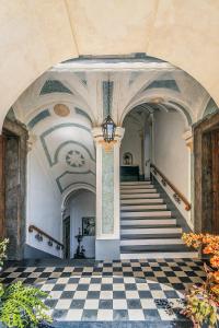 eine Treppe in einem Gebäude mit Schachbrettboden in der Unterkunft Hotel Palazzo Murat in Positano